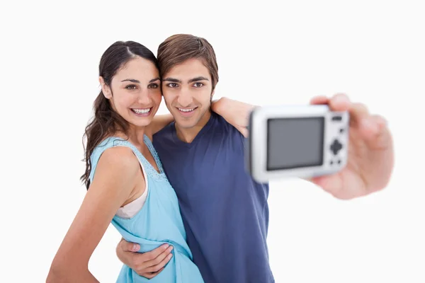 Jeune couple prenant une photo d'eux-mêmes — Photo