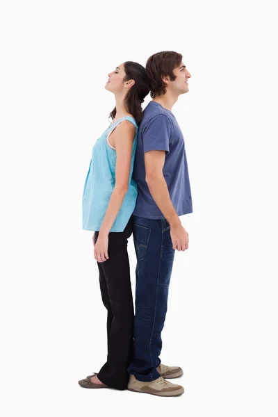 Porträt eines Paares, das Rücken an Rücken steht — Stockfoto