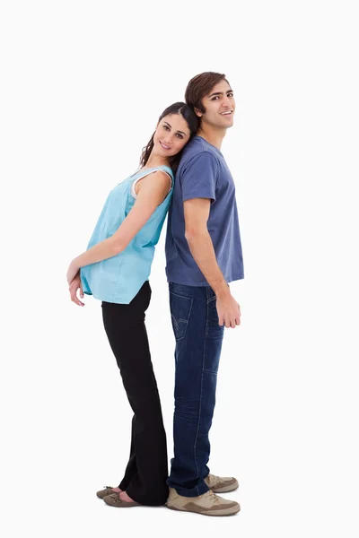 Porträt eines jungen Paares, das Rücken an Rücken steht — Stockfoto