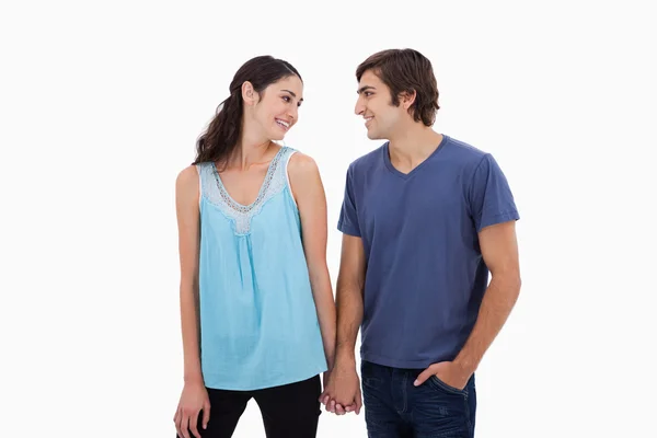 Fiatal pár fogja egymás kezét — Stock Fotó
