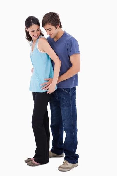 Porträtt av en man omfamnar sin flickvän — Stockfoto