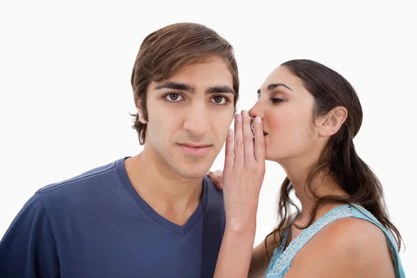 Femme chuchotant quelque chose à son petit ami — Photo