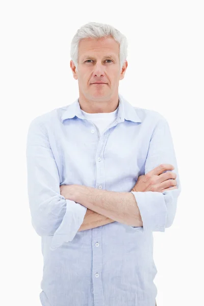 Portret van een volwassen man met de armen gekruist — Stockfoto
