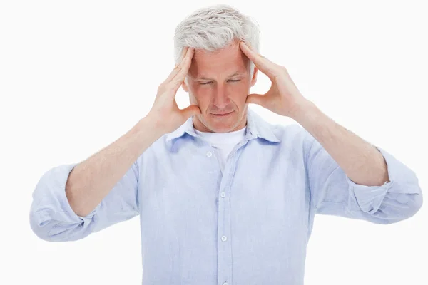 Trött man har huvudvärk — Stockfoto