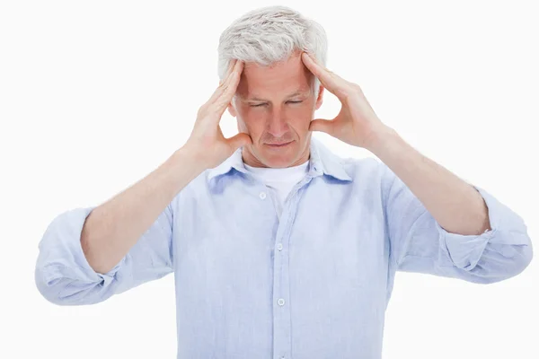 Homem exausto com dor de cabeça — Fotografia de Stock