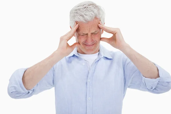 Hombre agotado que tiene un fuerte dolor de cabeza — Foto de Stock
