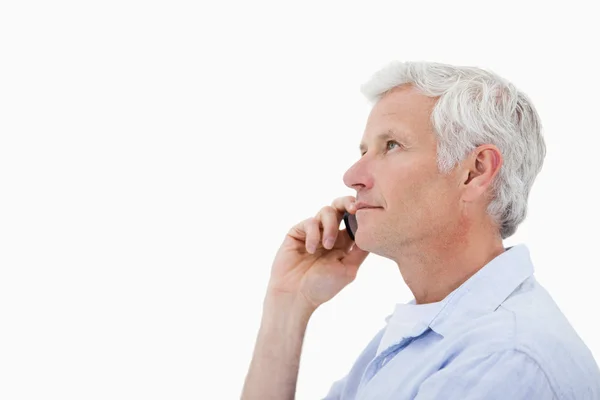 Sidovy av en man att göra ett telefonsamtal — Stockfoto