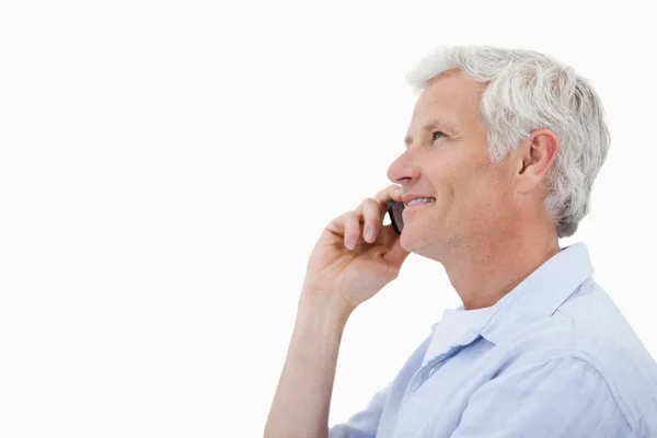 Вид сбоку на взрослого человека, делающего телефонный звонок — стоковое фото