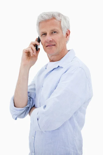 Portret dojrzały mężczyzna, co telefon patrząc na th — Zdjęcie stockowe