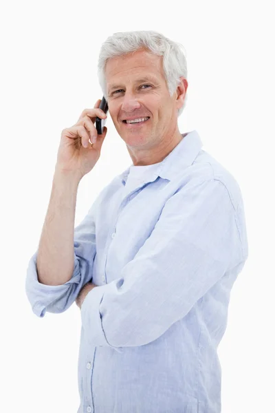 Portret mężczyzny uśmiechający się podejmowania telefon patrząc na t — Zdjęcie stockowe
