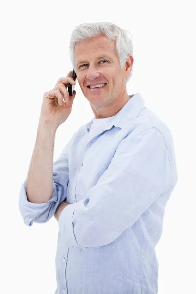 Portrait d'un homme heureux faisant un appel téléphonique tout en regardant le — Photo