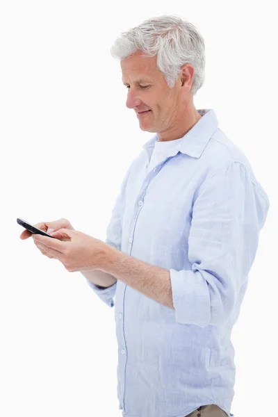 Portret van een man met zijn mobiele telefoon — Stockfoto