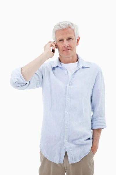 Portret van een volwassen man met behulp van zijn mobiele telefoon — Stockfoto