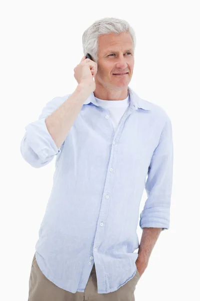 Portret mężczyzny starsze uśmiechający się za pomocą swojego telefonu komórkowego — Zdjęcie stockowe