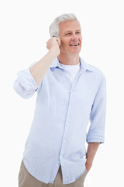 Портрет счастливого взрослого мужчины с помощью мобильного телефона — стоковое фото