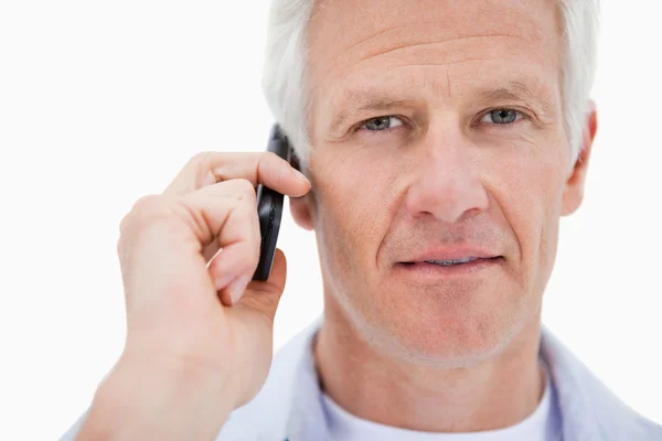 Volwassen man die een telefoongesprek — Stockfoto