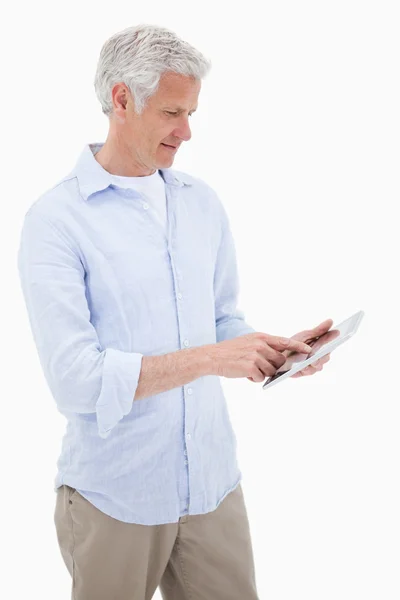 Portret van een volwassen man met behulp van een tablet pc — Stockfoto