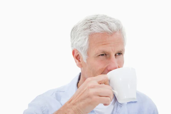 Зрелый мужчина пьет кофе — стоковое фото