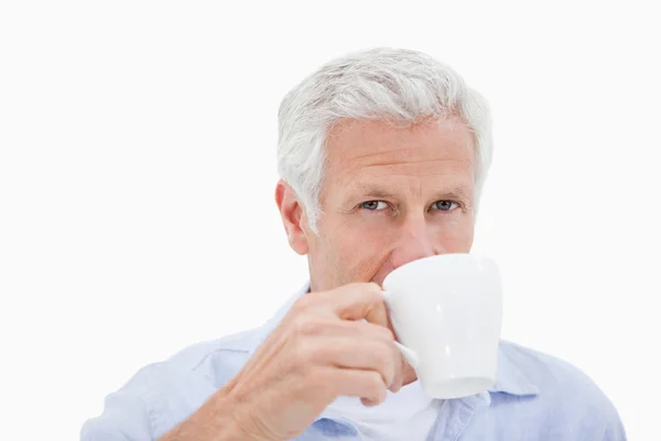 Starší muž pije čaj — Stock fotografie