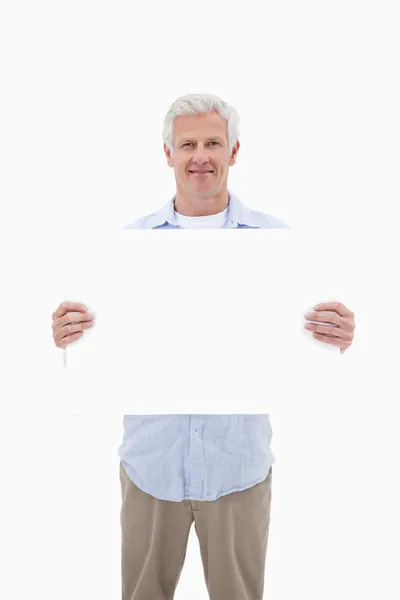Retrato de um homem maduro segurando um painel em branco — Fotografia de Stock