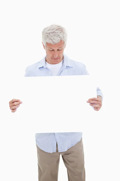 Retrato de um homem maduro olhando para um painel em branco — Fotografia de Stock