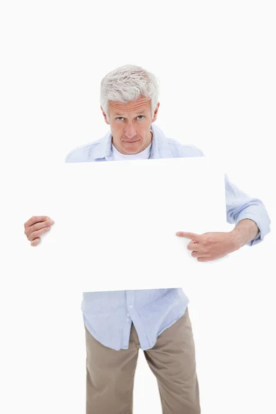 Retrato de un hombre maduro apuntando a un tablero en blanco —  Fotos de Stock