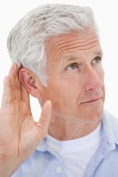 一个成熟的男人给他的耳朵的肖像 — 图库照片