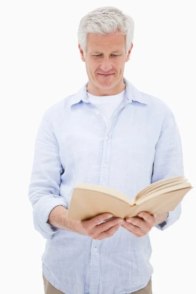 Πορτραίτο ενός άνδρα, διαβάζοντας ένα βιβλίο — Φωτογραφία Αρχείου