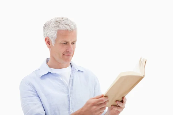 Hombre leyendo un libro — Foto de Stock