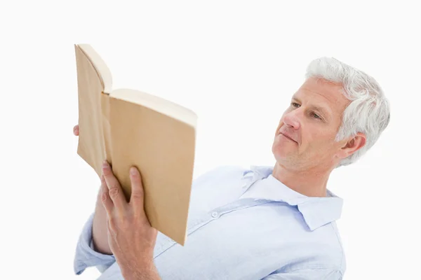 Dojrzały mężczyzna czytający książkę — Zdjęcie stockowe