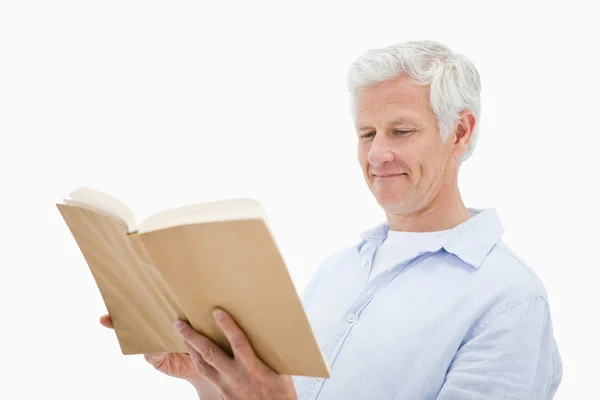 Happy ώριμος άνδρας, διαβάζοντας ένα βιβλίο — 图库照片