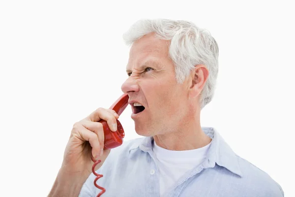 Θυμωμένος άνθρωπος πραγματοποίηση μιας τηλεφωνικής κλήσης — Φωτογραφία Αρχείου