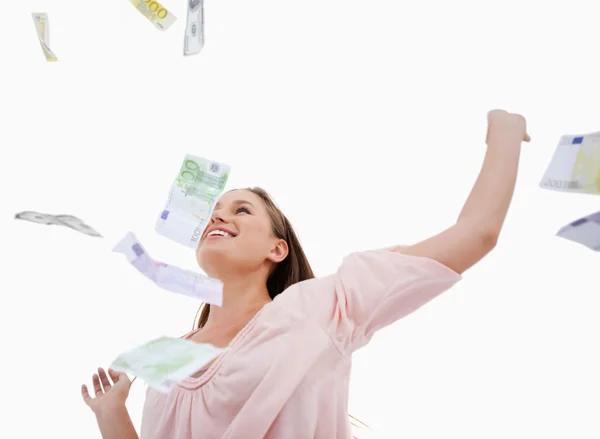 Женщина под банкнотами падает — стоковое фото