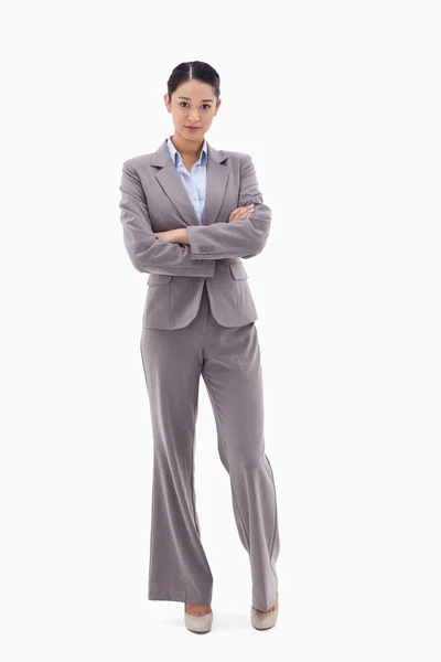 Retrato de uma mulher de negócios posando com os braços cruzados — Fotografia de Stock