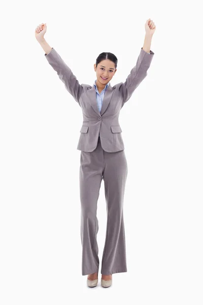 Porträt einer glücklichen Geschäftsfrau, die mit erhobenen Armen posiert — Stockfoto