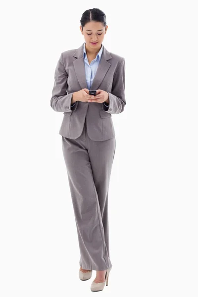 Portret van een brunette zakenvrouw sturen een SMS-bericht — Stockfoto