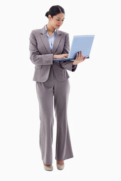 Retrato de uma mulher de negócios usando um laptop — Fotografia de Stock