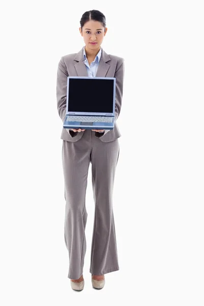 Portrét podnikatelka ukazuje notebook — Stock fotografie