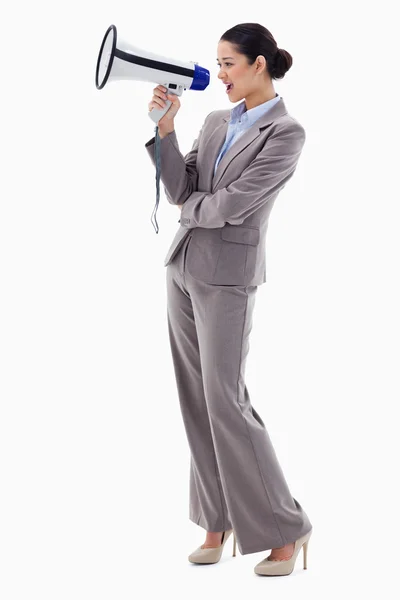 Retrato de uma mulher de negócios gritando através de um megafone — Fotografia de Stock