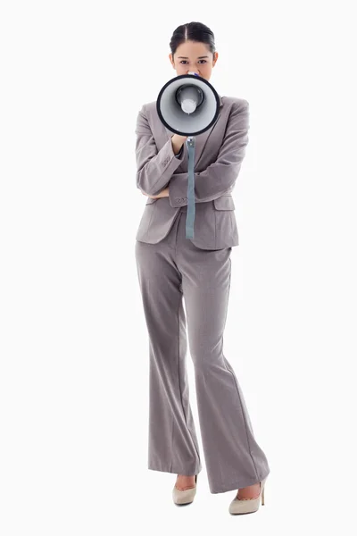 Portret van een zakenvrouw met behulp van een megafoon — Stockfoto