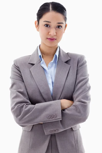 Porträt einer seriösen brünetten Geschäftsfrau, die mit dem Arm posiert — Stockfoto