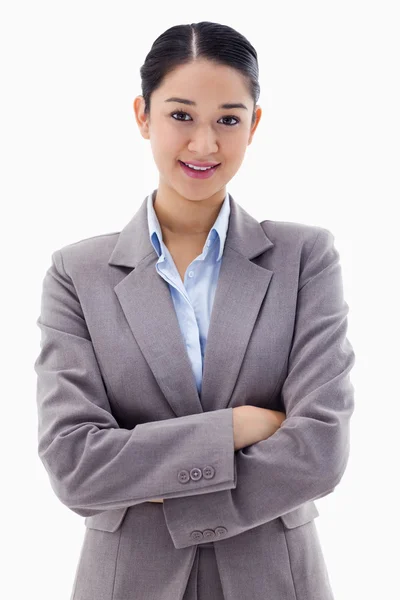 Porträtt av leende brunett affärskvinna poserar med armen — Stockfoto