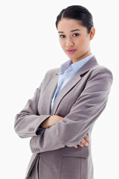 Porträt einer hinreißenden Geschäftsfrau, die mit dem Armkreuz posiert — Stockfoto