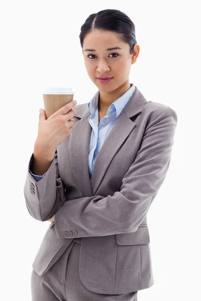 Portret bizneswoman gospodarstwa na wynos herbaty — Zdjęcie stockowe