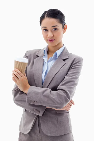 Retrato de uma jovem empresária segurando um chá takeaway — Fotografia de Stock