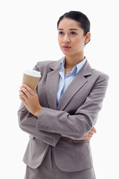 Porträtt av en söt affärskvinna som innehar en takeaway te — Stockfoto