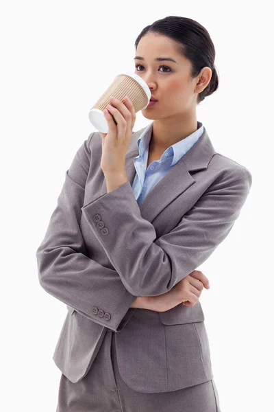 Retrato de uma mulher de negócios bebendo um chá takeaway — Fotografia de Stock