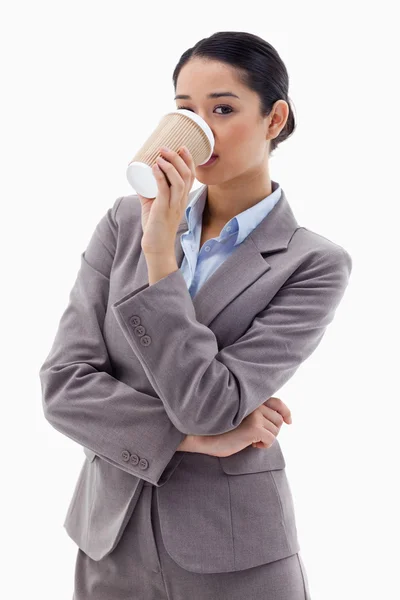 Ritratto di una simpatica donna d'affari che beve un caffè da asporto — Foto Stock