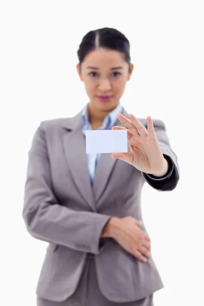 Retrato de uma mulher de negócios mostrando um cartão de visita em branco — Fotografia de Stock