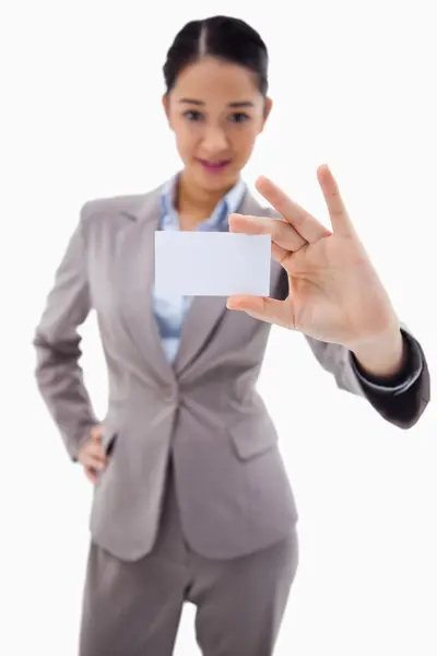 Portret van een jonge zakenvrouw tonen van een blanco visitekaartje — Stockfoto